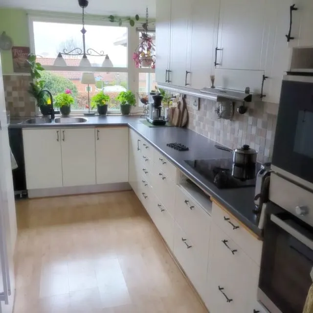 #sprutlackeradeköksluckor #arendala #lackeraköksluckor #renoverakök 

www.arendala.se