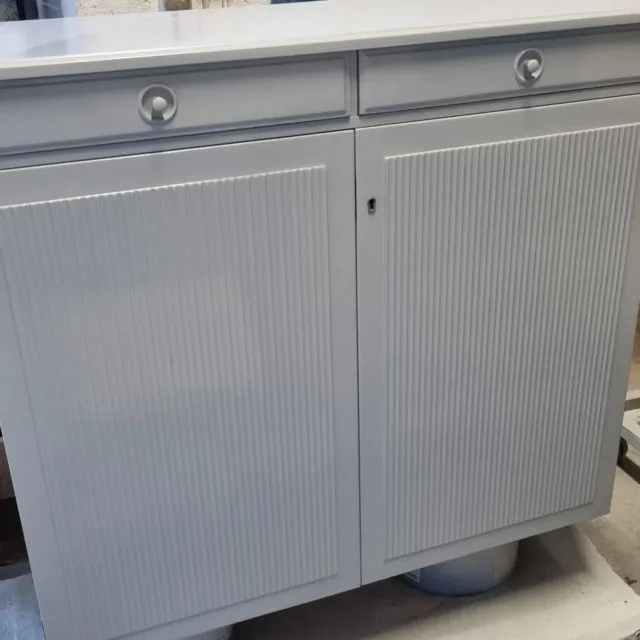 Här har vi ett Carl Malmsten skåp som målats ljusgrått tillsammans med ett bord och 8 stolar i samma serie 

#arendala #sputlackering 
www.arendal