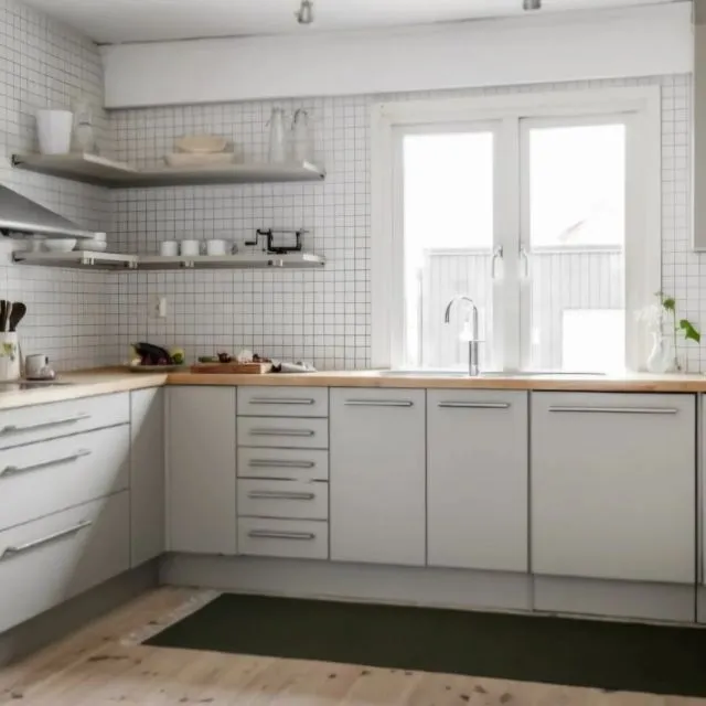 Här har vi ett kök med bokluckor som fått en snygg grå färg. 

#arendala #lackeraköksluckor #renoverakök 
www.arendala.se