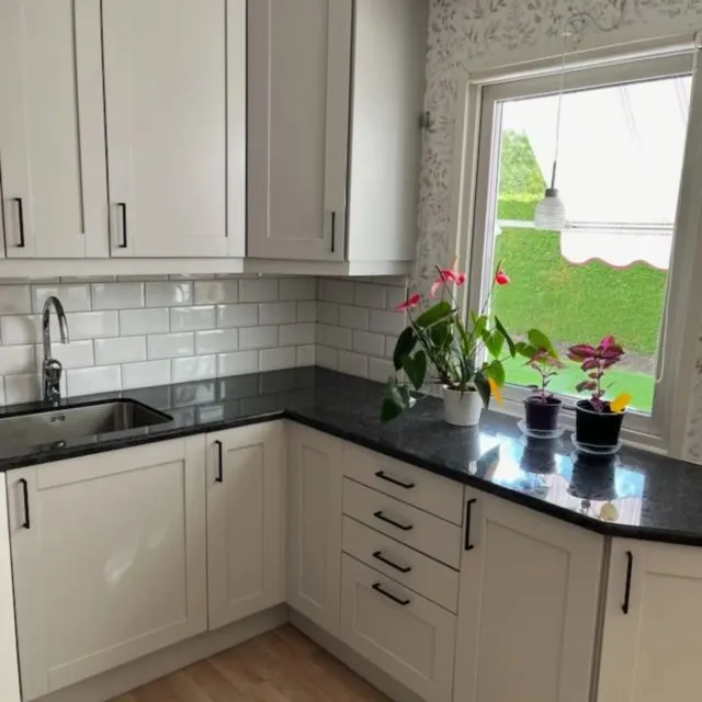 Här har vi lite bilder från ytterligare en nöjd kund. 
Denna gång gick det från björk till en snygg grå färg. 

#lackeraköksluckor #sprutlackering #arendala #inredningslackering #renoverakök 

www.arendala.se