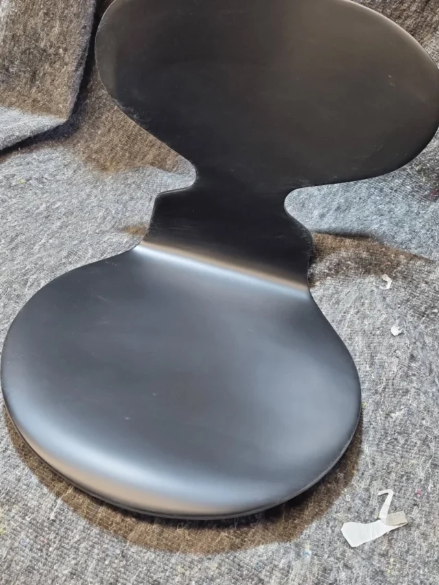 #myranstolar l #sprutmålning #arendalainredningslackering 

Här har vi 6st enormt slitna myran stolar som fått nytt liv i form av svart glans 20 färg